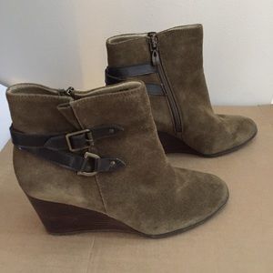 Tahari Sharon size 8.5 olive green boots